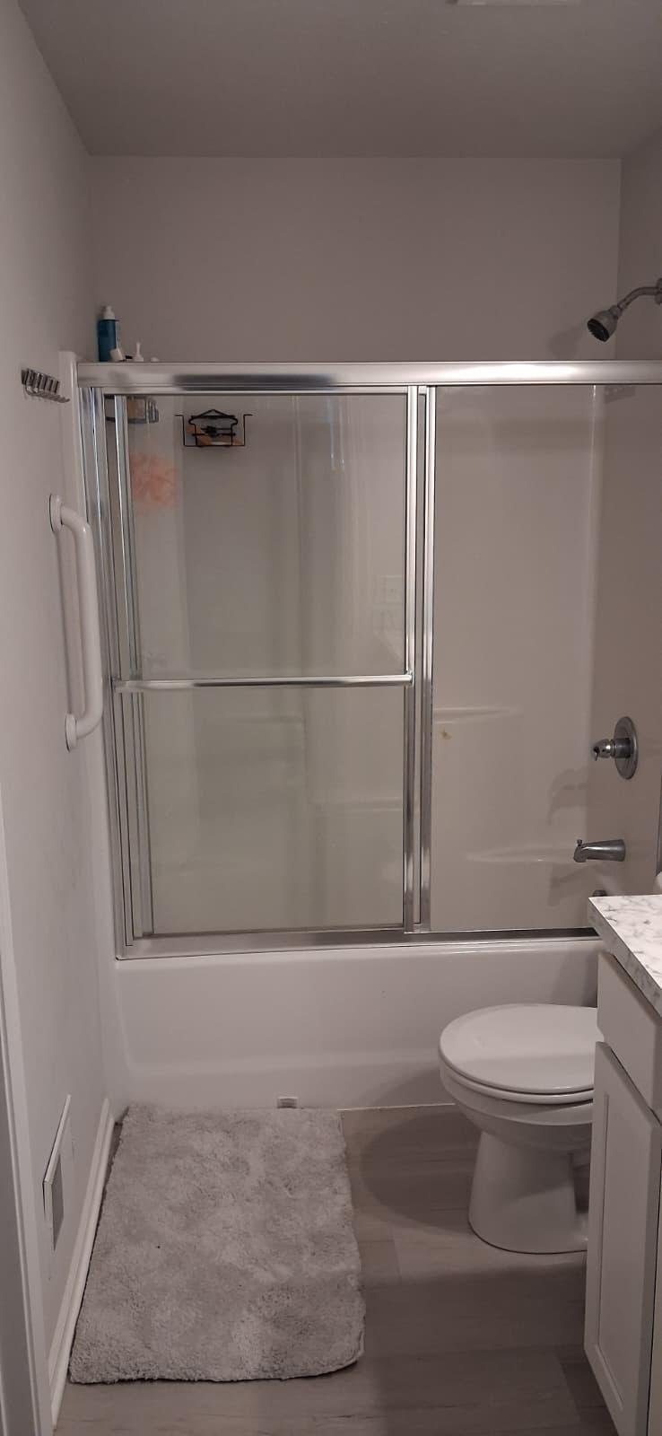 Safe bathroom with grab bars and non-slip mat at Angie Home Care AFC